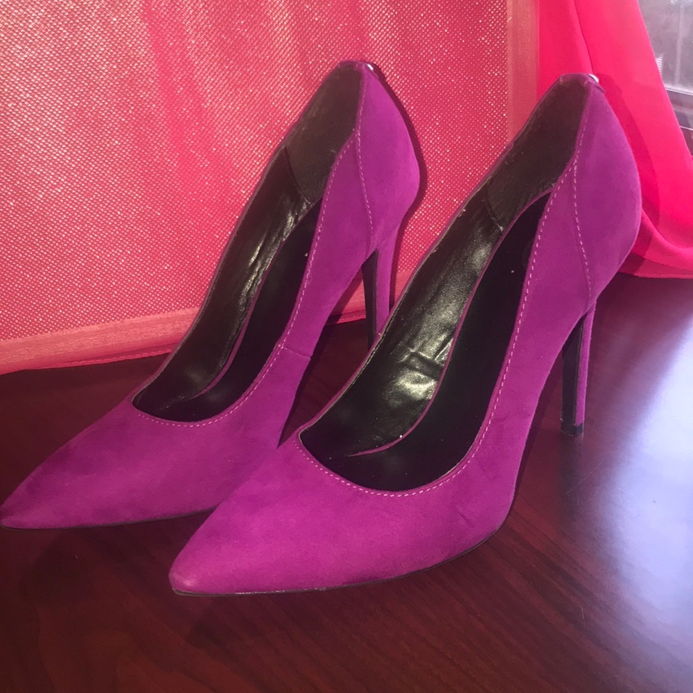 Magenta pumps
